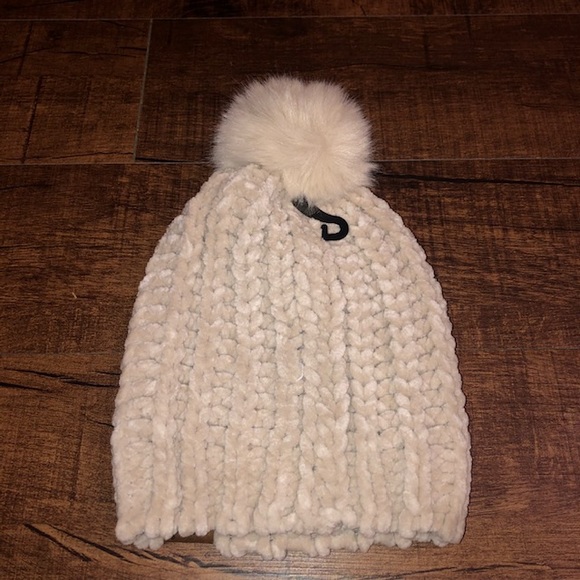 Last One NWT CC BOUTIQUE CHENILLE SCALLOPED HEM POM POM KNIT BEANIE | CREAM - Picture 3 of 6